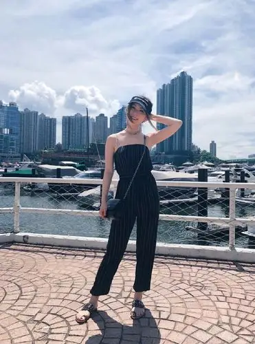 邓紫棋不穿皮裤改穿比基尼了?不但活动造型给力,私服也变时髦了