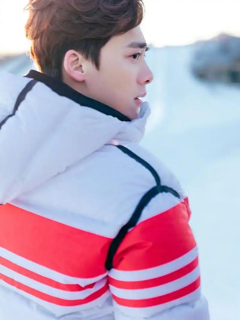 李易峰出席时尚芭莎冬季野宴 雪地造型温暖阳光演绎冬日型男品格