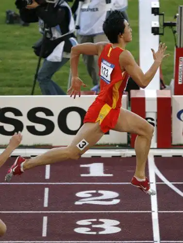 图文:110米栏刘翔夺冠打破亚运纪录 终点冲刺