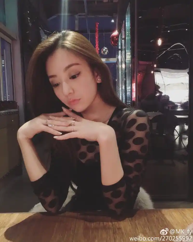 天王嫂方媛受宠满手钻戒贵气足