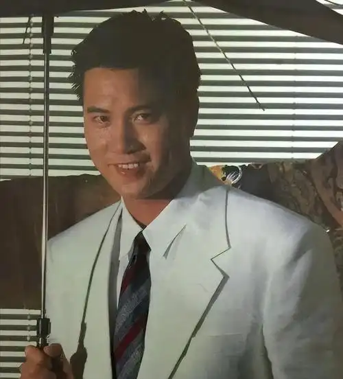 紧搂美女跳舞,64岁的万梓良告诉你什么叫人老心不老