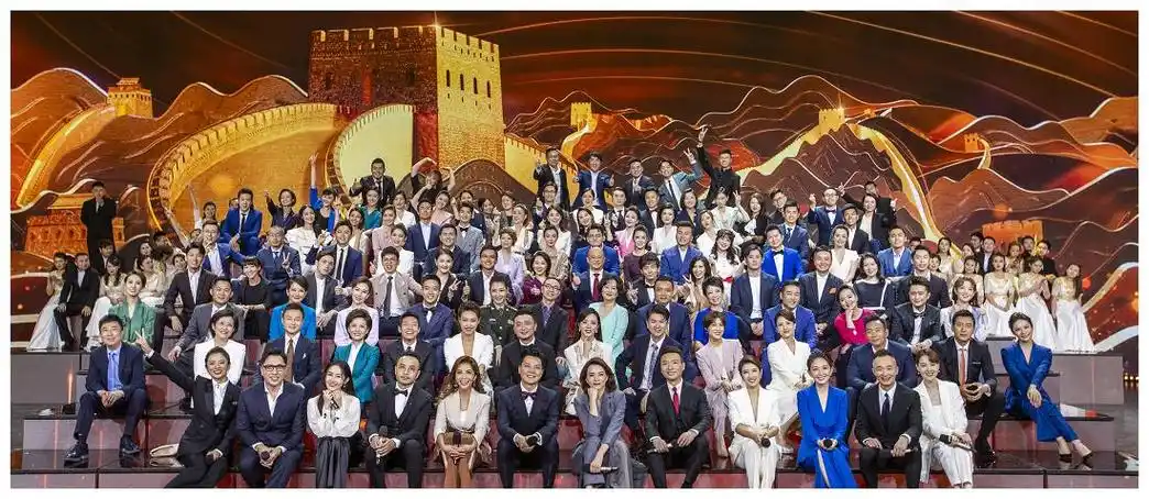 107位主持人合照曝光央视国脸位置意外李梓萌鹤立鸡群