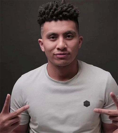 不挑年龄的黑人烫发型,蓬松细小的卷度堆积出来的高