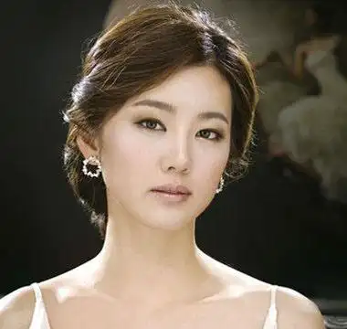 婚宴妈妈盘发咋盘 简单晚宴女人味韩式盘发发型图片