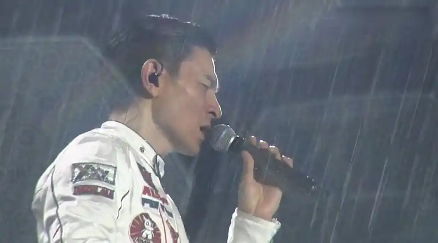 一次演唱会上演唱《冰雨》时,下起了大雨,刘德华丝毫没有停止的演唱