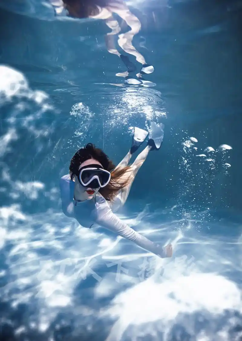 戴上脚蹼来找我.泳衣脚蹼绝配#水下摄影 #潜水女孩 #潜水  - 抖音