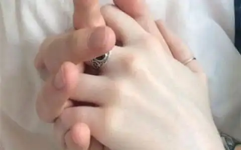 情侣车上牵手图片,手握手开车的情侣图片这就