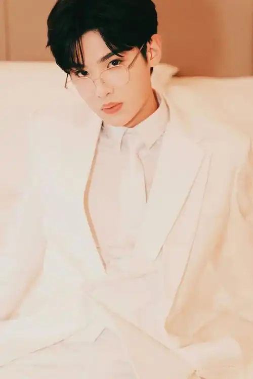 黄明昊纯白色西装##黄明昊纯白西装