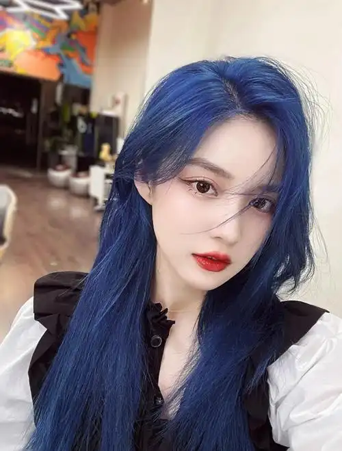 显白到发光克莱因蓝发色蓝色系发色天花板极致的蓝色需要褪色的发色