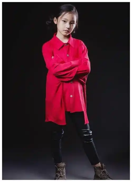 《我们的少年时代》的"果果",穿千鸟格大衣拍写真,气场十足!