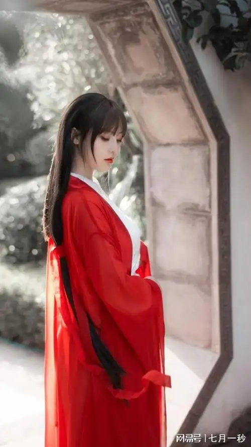 美女红色古装服饰演绎唐朝风韵