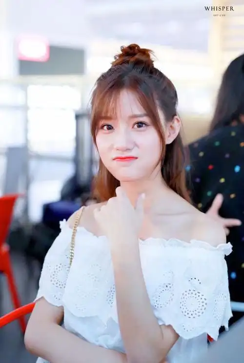 火箭少女陈意涵扎着半丸子头现身高铁站皮肤白嫩笑容甜美