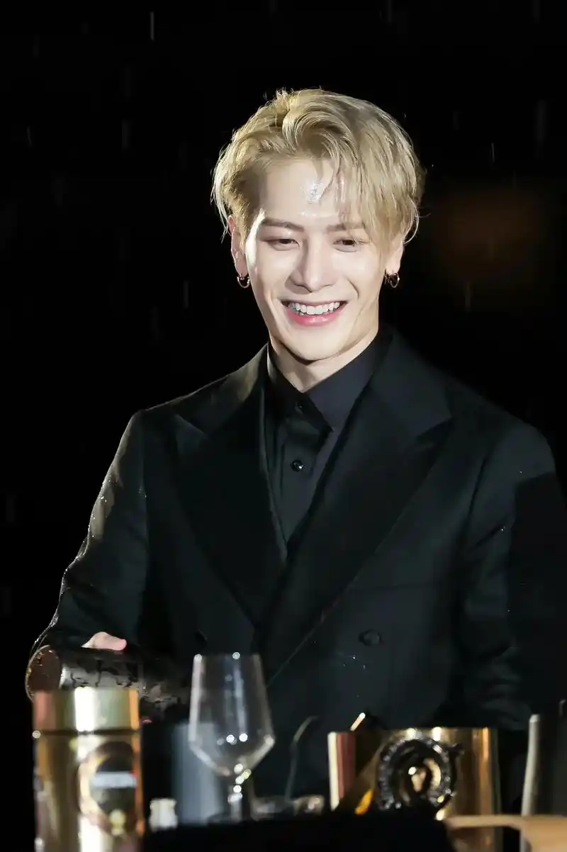 王嘉尔 #治愈系笑容  看到这个笑,所有烦恼都没有了…! - 抖音