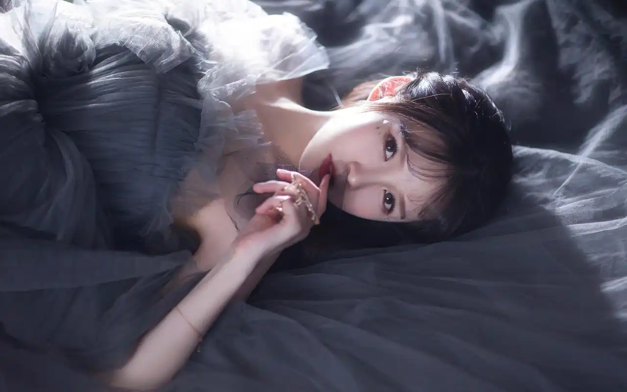 白皙美女薄纱性感高清桌面壁纸