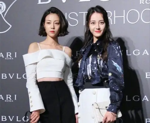 李溪芮与迪丽热巴出席活动