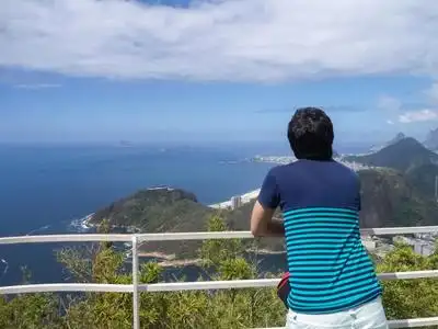 背景是一个有白色沙滩的城市. 旅行思维和放松概念.照片