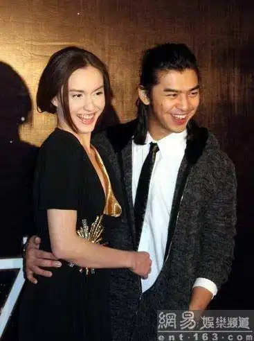 陈柏霖与手女友现场大秀恩爱.