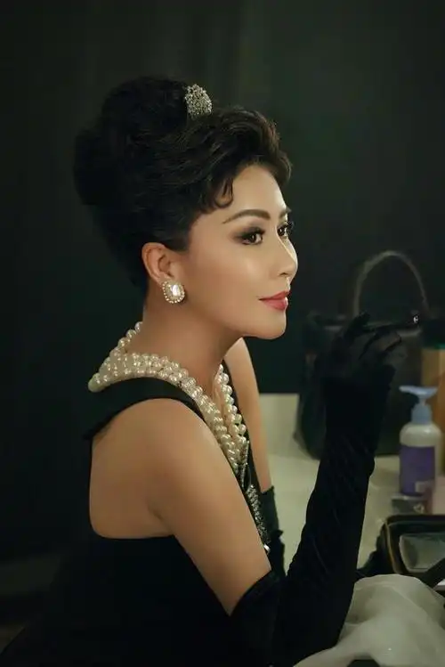 刘嘉玲哪像年过半百的人穿赫本风小黑裙戴珍珠项链名媛范十足