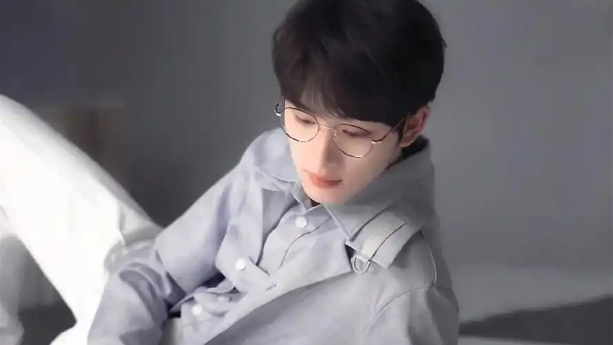 戴眼镜的丁程鑫nice