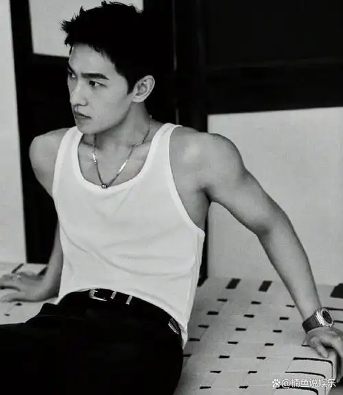 杨洋拍写真大秀肌肉,穿白色背心走成熟路线,这谁顶得住?