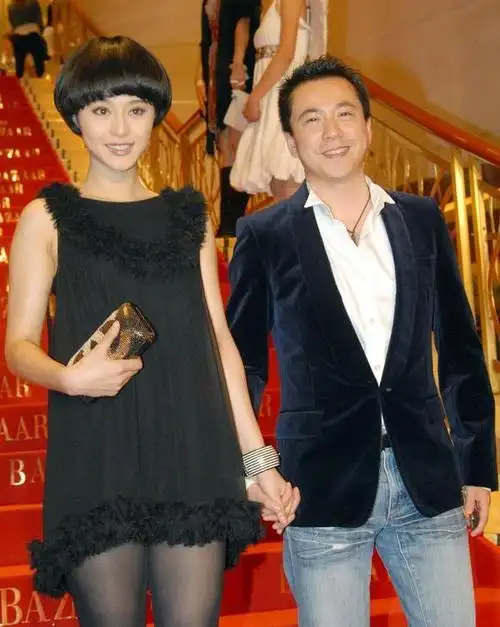 范冰冰与老板王中磊牵手现身活动.