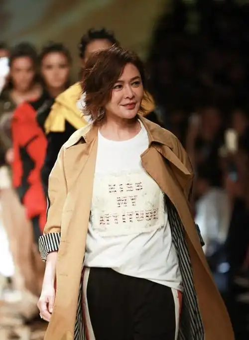 61岁关之琳换了微卷短发减龄15岁穿风衣白t恤完全没有大妈味