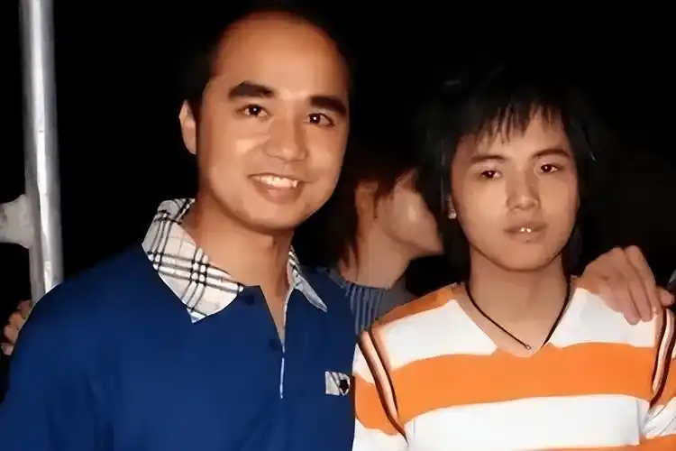 父亲意外离世,为了承担起家庭生计,不得不辍学的郑源来到汕头,在一家