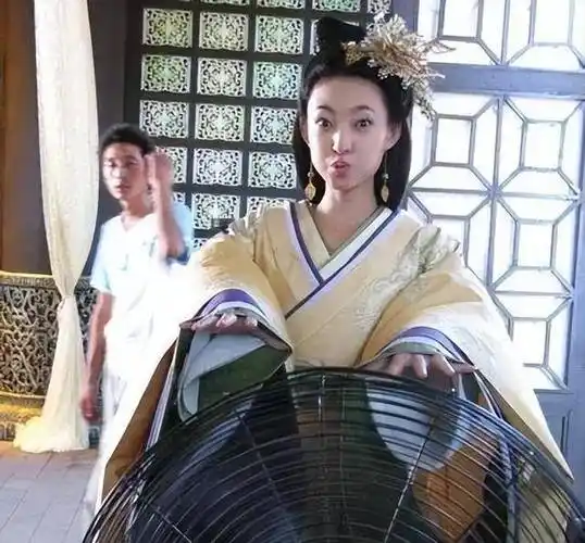 唐僧躲在树林抽烟,再看到杨紫我可以笑一天_生活_穿着_时候