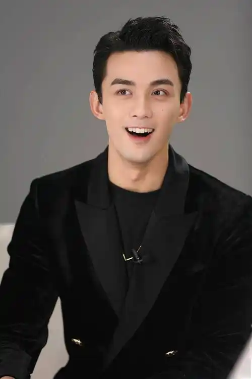 吴磊黑色西装显沉稳气质 笑容自信妥妥男神范