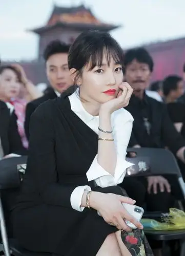 白百何任成龙国际电影周评委 亮相闭幕式为最佳动作男演员颁奖