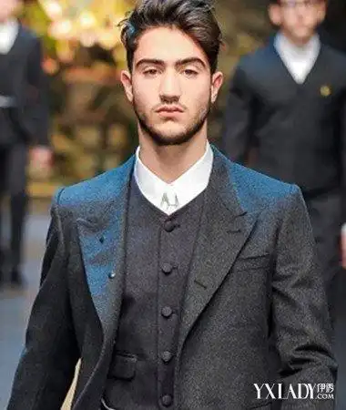 分享男士大背头烫发时尚烫发展现潮男魅力