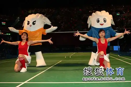 图文东亚运羽毛球决赛赛场四个人摆出造型