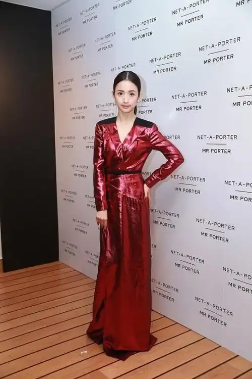 林依晨瘦了不少穿红色风衣裙看出身材多高挑脸上婴儿肥都没了