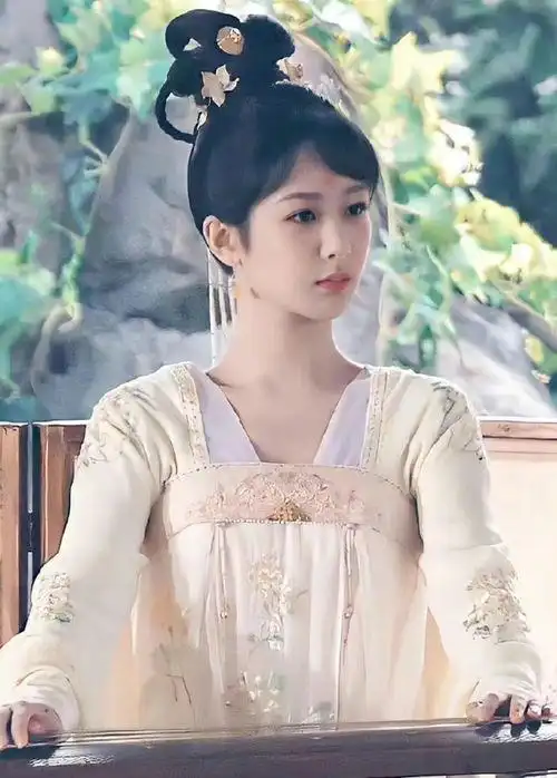 《沉香如屑》还没播,杨紫又接古装剧,男主犹抱琵琶半遮面