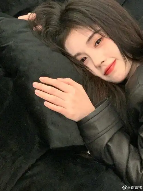 鞠婧祎晒日常随拍歪头托腮可爱十足