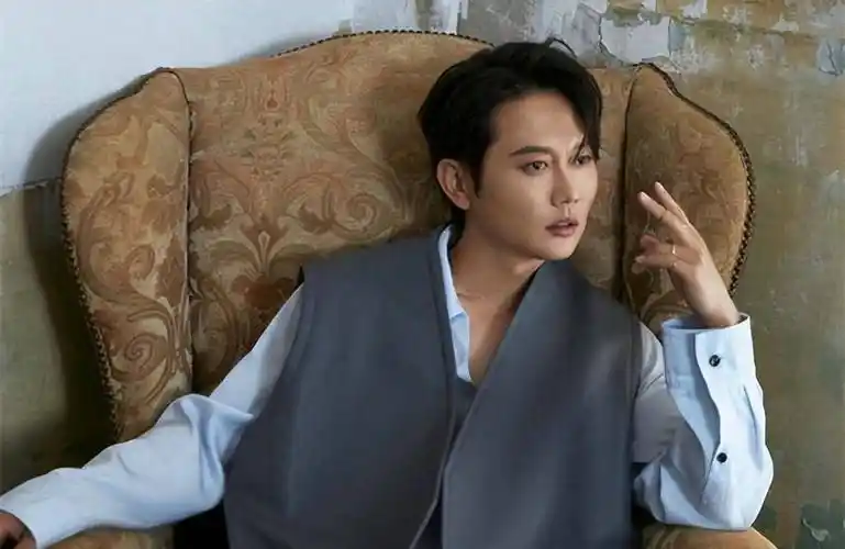 德云社孟鹤堂发文,晒九宫格写真照引热议,孟哥是越来越帅气_相声_观众