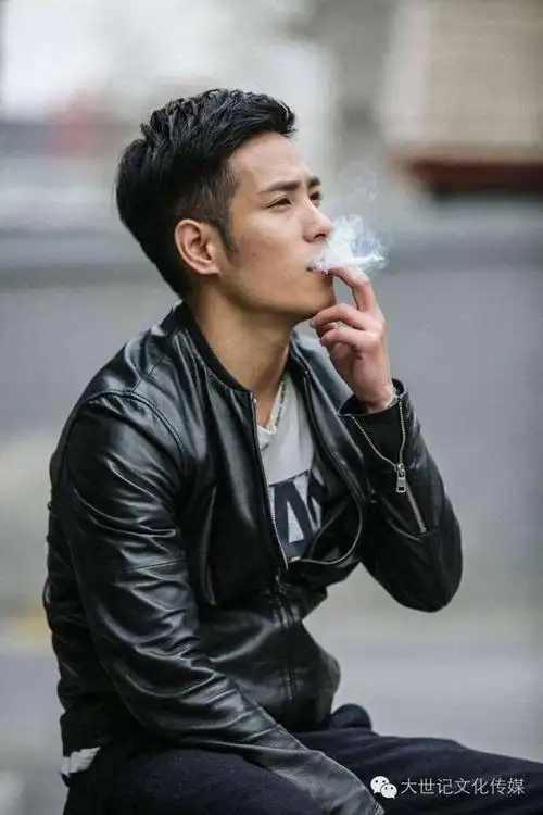 这么帅的黑道小弟你一定没看过