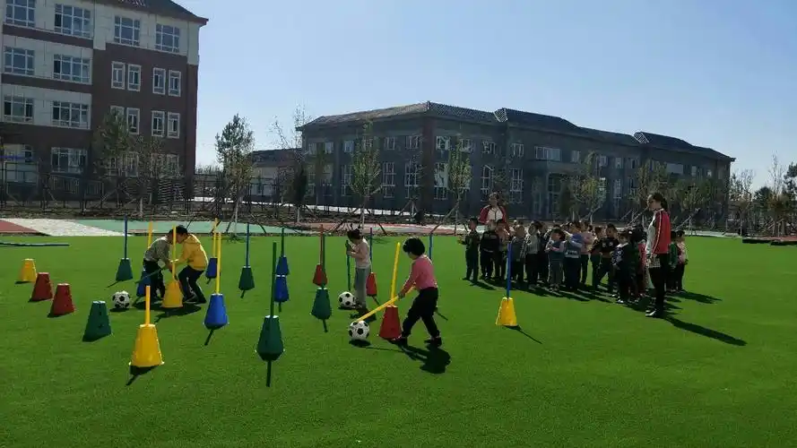 中一班高老师的《小猪赶球》,使幼儿在竞争中体检体育活动的乐趣