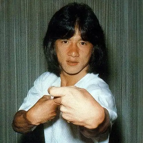 尚且不说年轻时候的英气俊秀的脸,就是那硬朗有力量的身材也为他打下