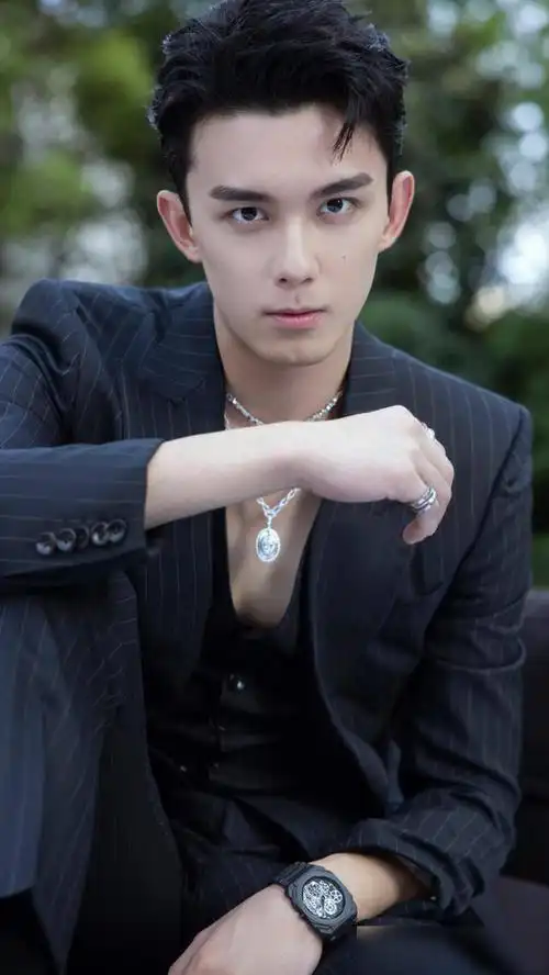 演员吴磊童星出道转型成功来看帅照