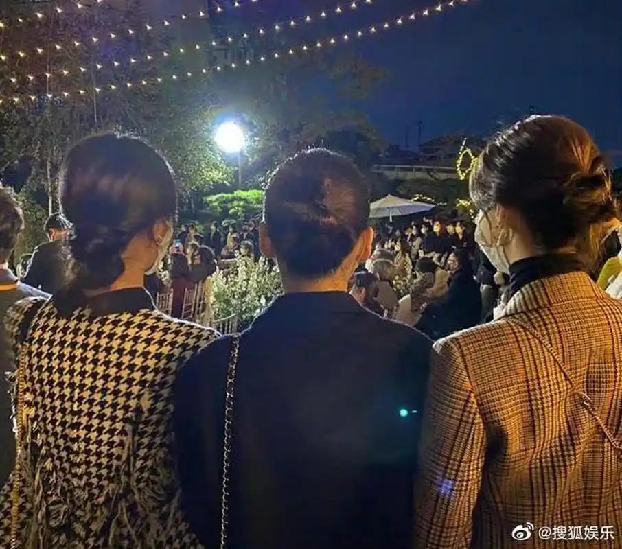 【d社曝沈昌珉当爸】 据d社,沈昌珉当爸,妻子在昨天下午顺利生下宝宝