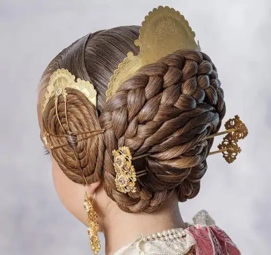 西班牙的女性传统发型好复杂(发量多)