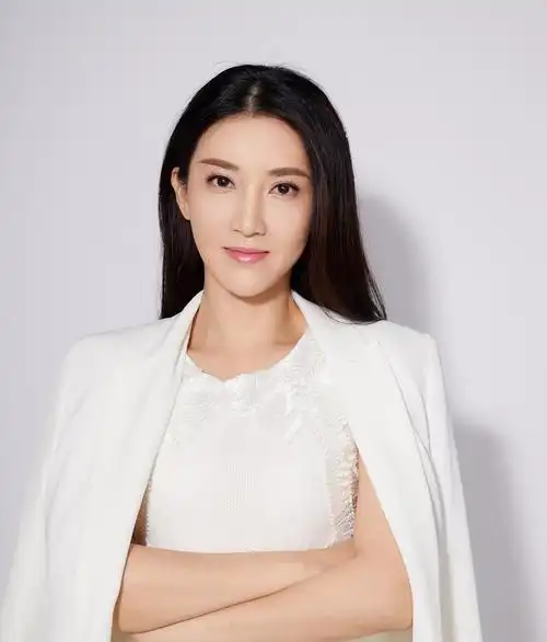 在广东广播电视台工作了多年,先后主持了《观众大广场》,《大世界》