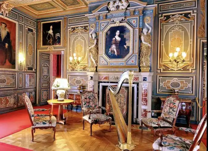 城堡内许多房间还保留着当年的样子.