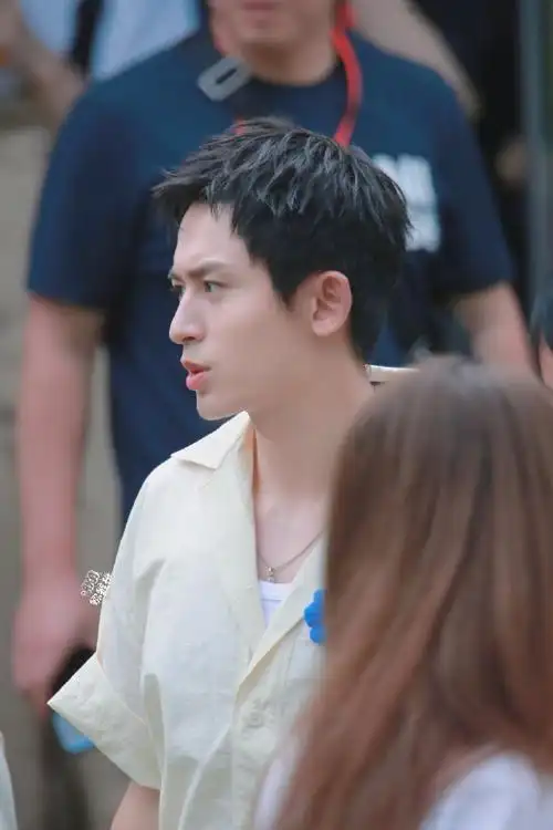 张哲瀚[超话]##jbl音色哲学,声而不凡#2021/快本91 今日份甜甜碎片