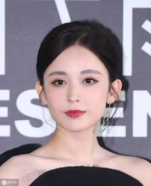 你认为最美瓜子脸女明星是谁呢?有人说到了杨幂,也有人说到了杨颖.