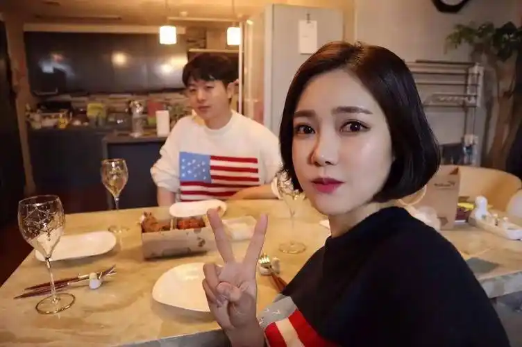 翻看他们发布在ins上的生活动态,看得出来这是对普普通通却每天傻乐的