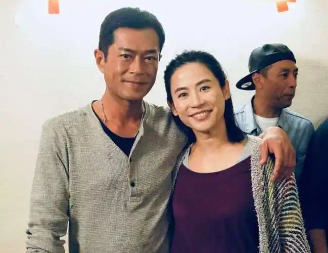 据透露,古天乐和黄纪莹隐婚生子.两人于8个月前离婚.他们儿子10岁.