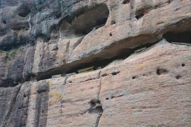 江西龙虎山崖墓葬成为旅游一绝,吸引无数中外游客前来参观