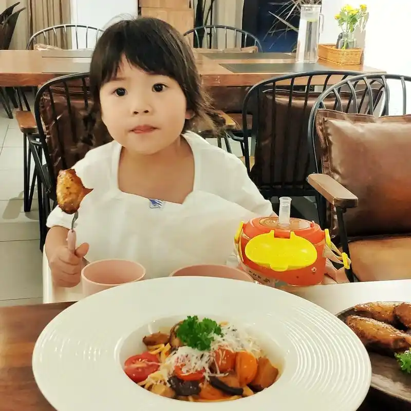 吃货的快乐一份鸡翅4个吃完三个